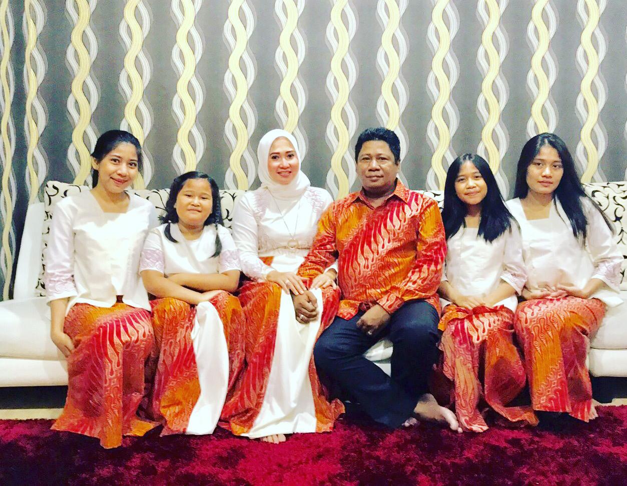 Waras Wasisto beserta istri dan anak-anaknya.