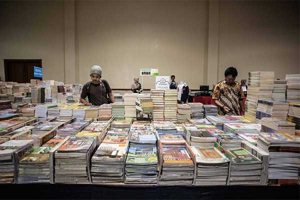 Suasana pengunjung Indonesia International Book Fair (IIBF) 2019 di Jakarta Convention Center, Jakarta