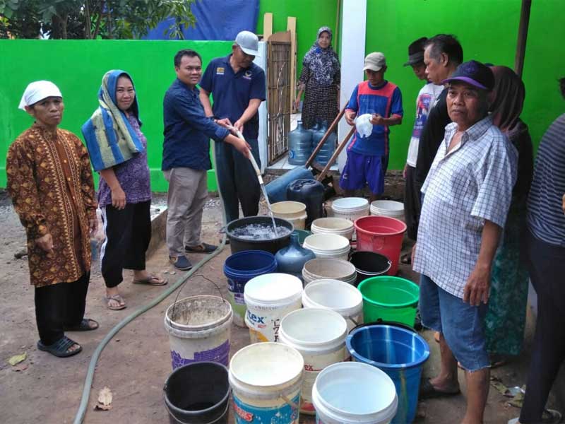 Warga di Desa/Kecamatan Mande, Kabupaten Cianjur, Jawa Barat, bergiliran mendapatkan pasokan air bersih.