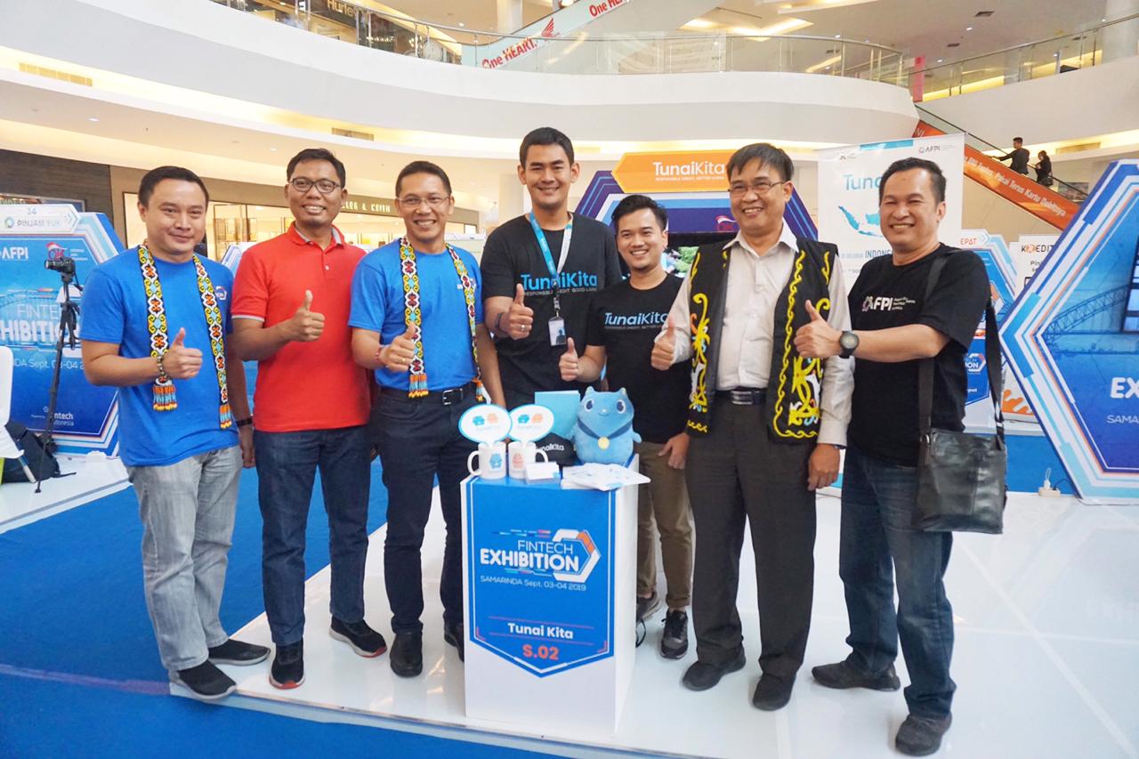 Yos Kusuma, Head of Corporate Affairs TunaiKita (tengah), saat pameran teknologi keuangan di Samarinda, Kaltim, Selasa (3/9).