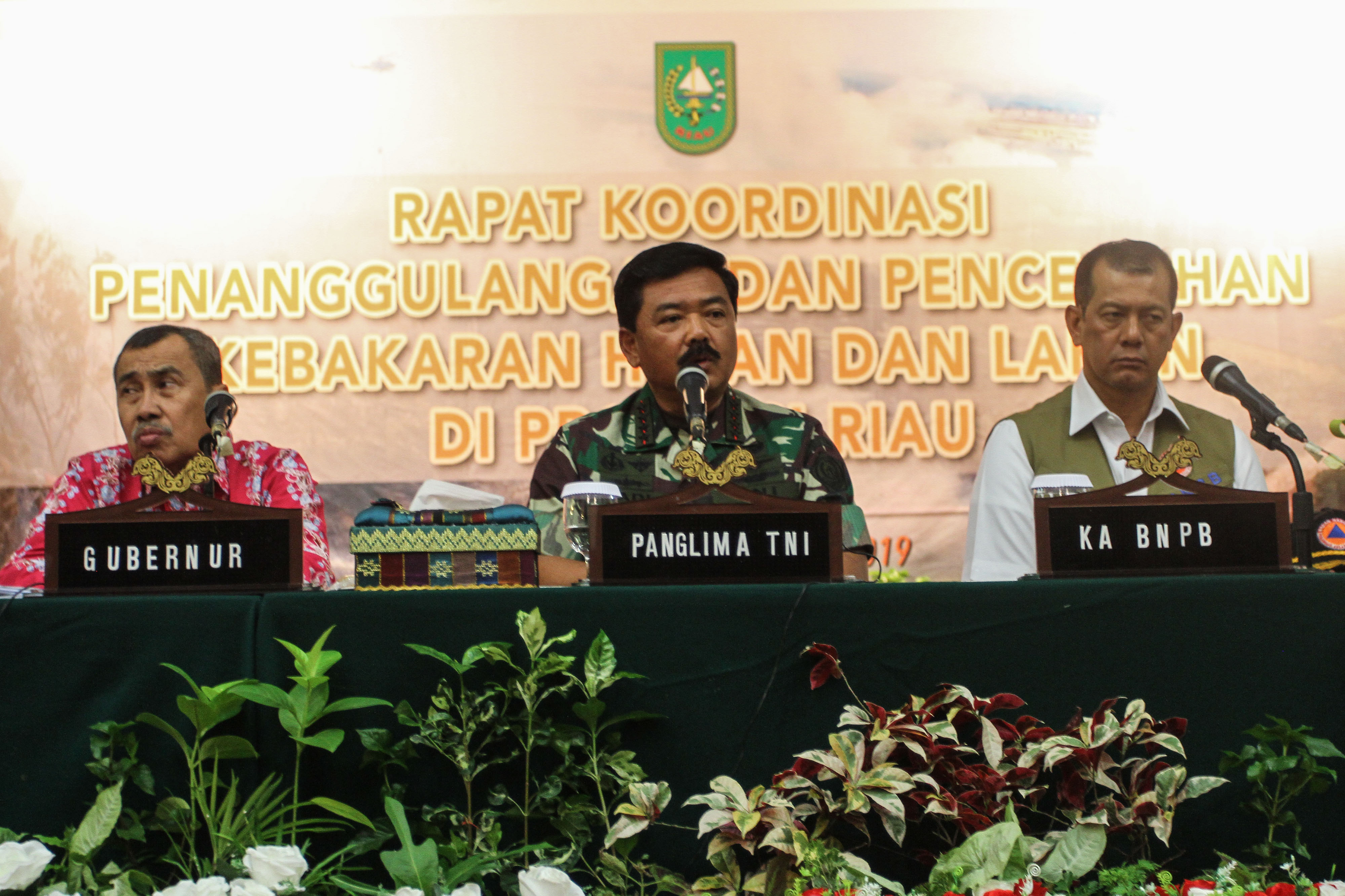 Panglima TNI Marsekal Hadi Tjahjanto (tengah) seusai rapat koordinasi penanganan karhutla Provinsi Riau di Pekanbaru, Riau, Sabtu (14/9/2019
