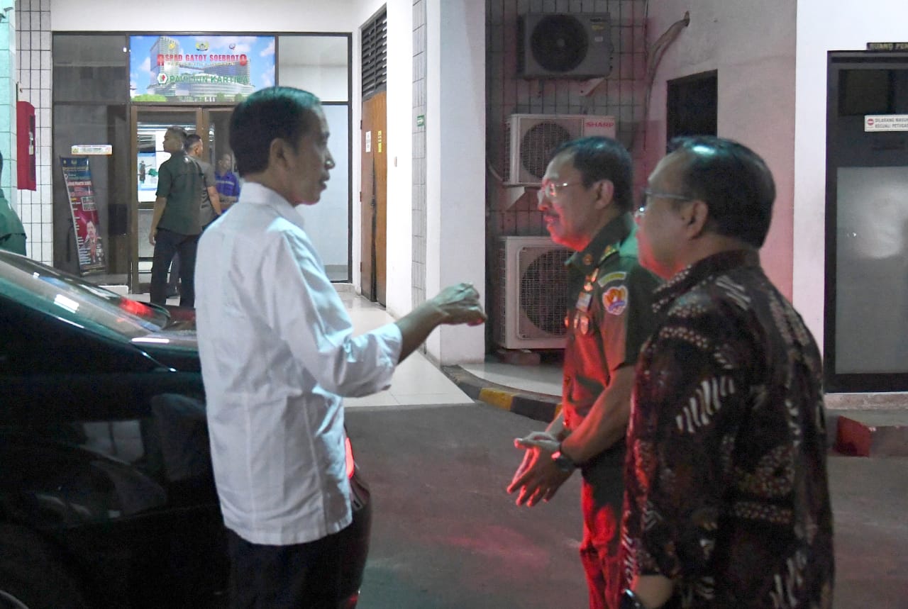 Presiden Jokowi di RSPAD Gatot Soebroto saat menjenguk Presiden ke-3 Ri B. J Habibie