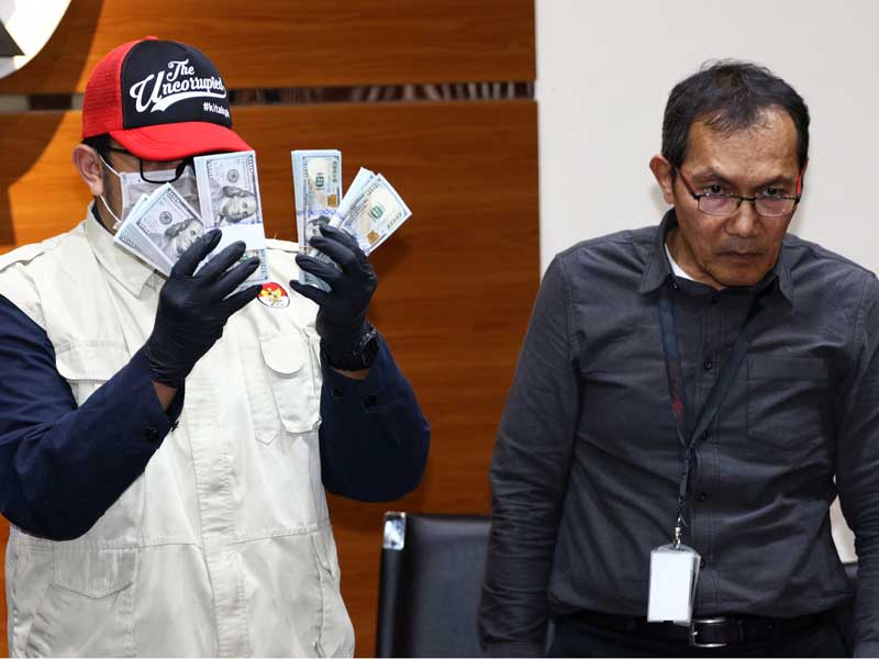 Petugas KPK menunjukkan barang bukti disaksikan Wakil Ketua KPK Saut Situmorang (kanan).