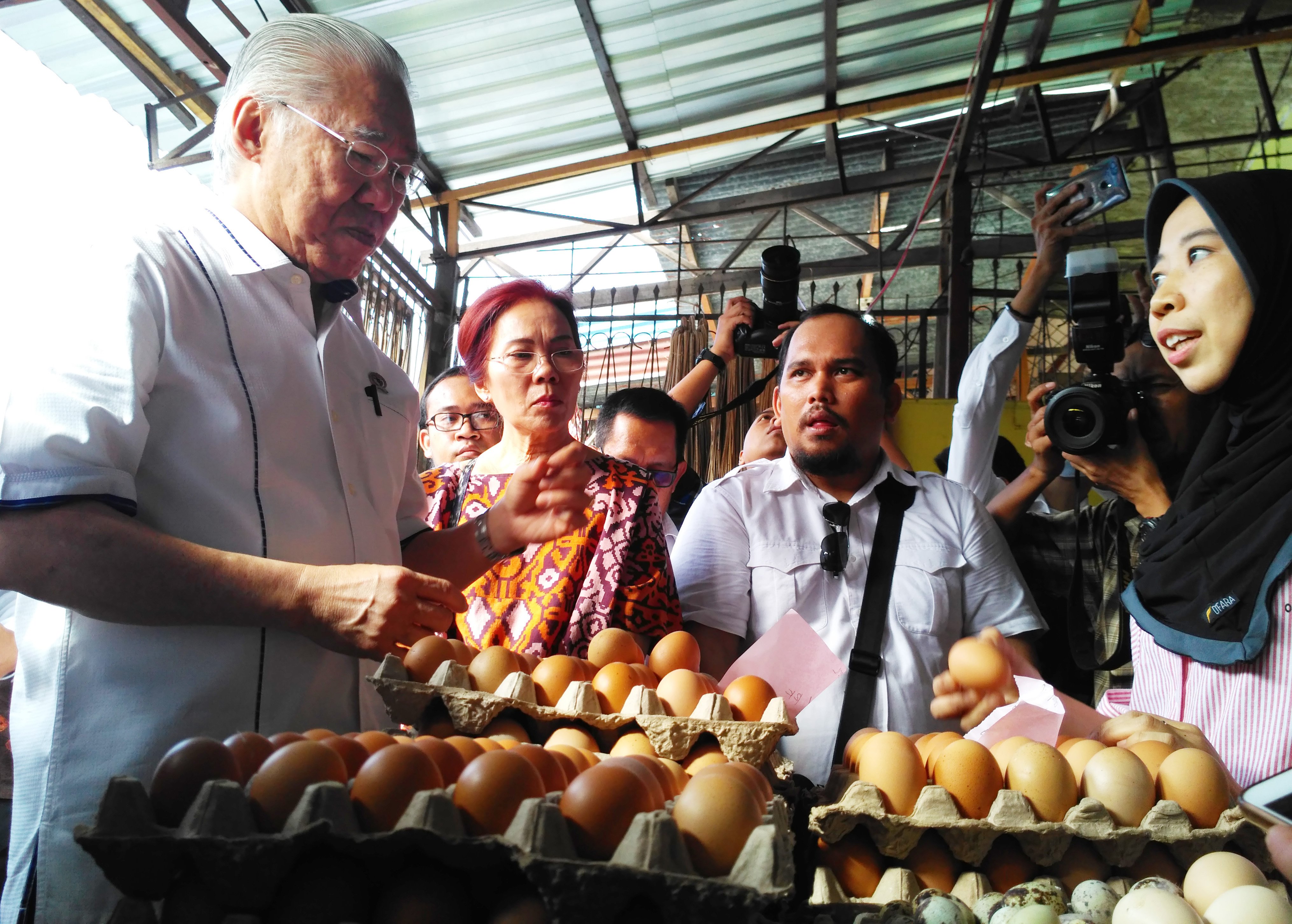 nteri Perdagangan Enggartiasto Lukita bersama Direktur Jenderal Perdagangan Dalam Negeri Tjahya Widayanti mengecek beras  di Pasar Palu