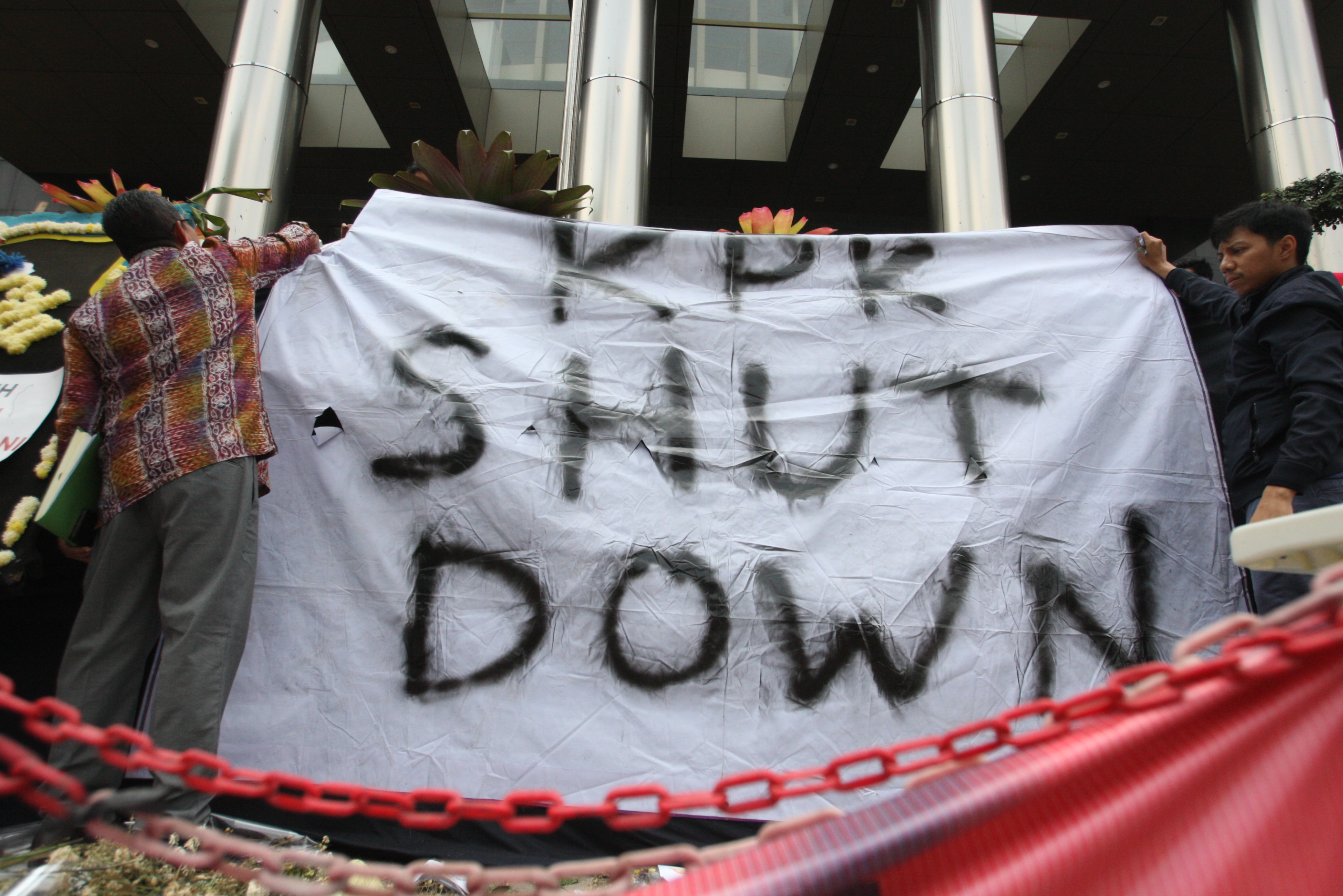 Massa aksi pendukung revisi Undang-Undang Komisi Pemberantasan Korupsi (KPK) melakukan aksi di depan gedung KPK, Jakarta, Jumat (13/9).