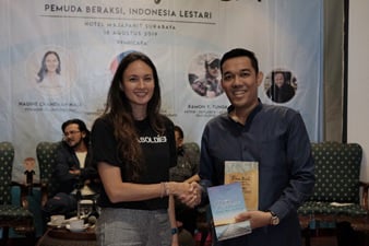 Nadine Chandrawinata (Pendiri Sea Soldier) kiri.