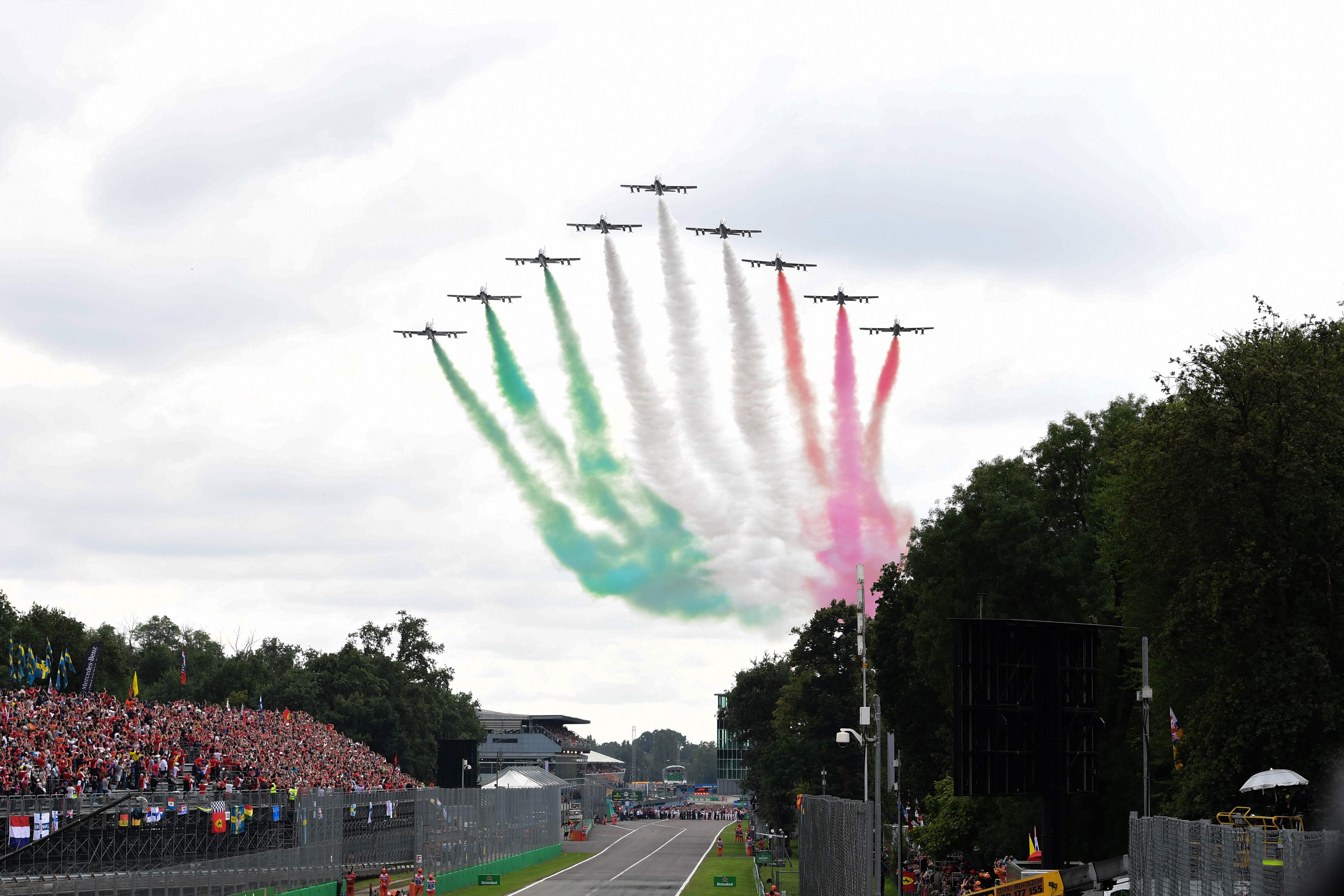 Skuadron pesawat Frecce Tricolore melintas di atas Sirkuit Monza, Italia