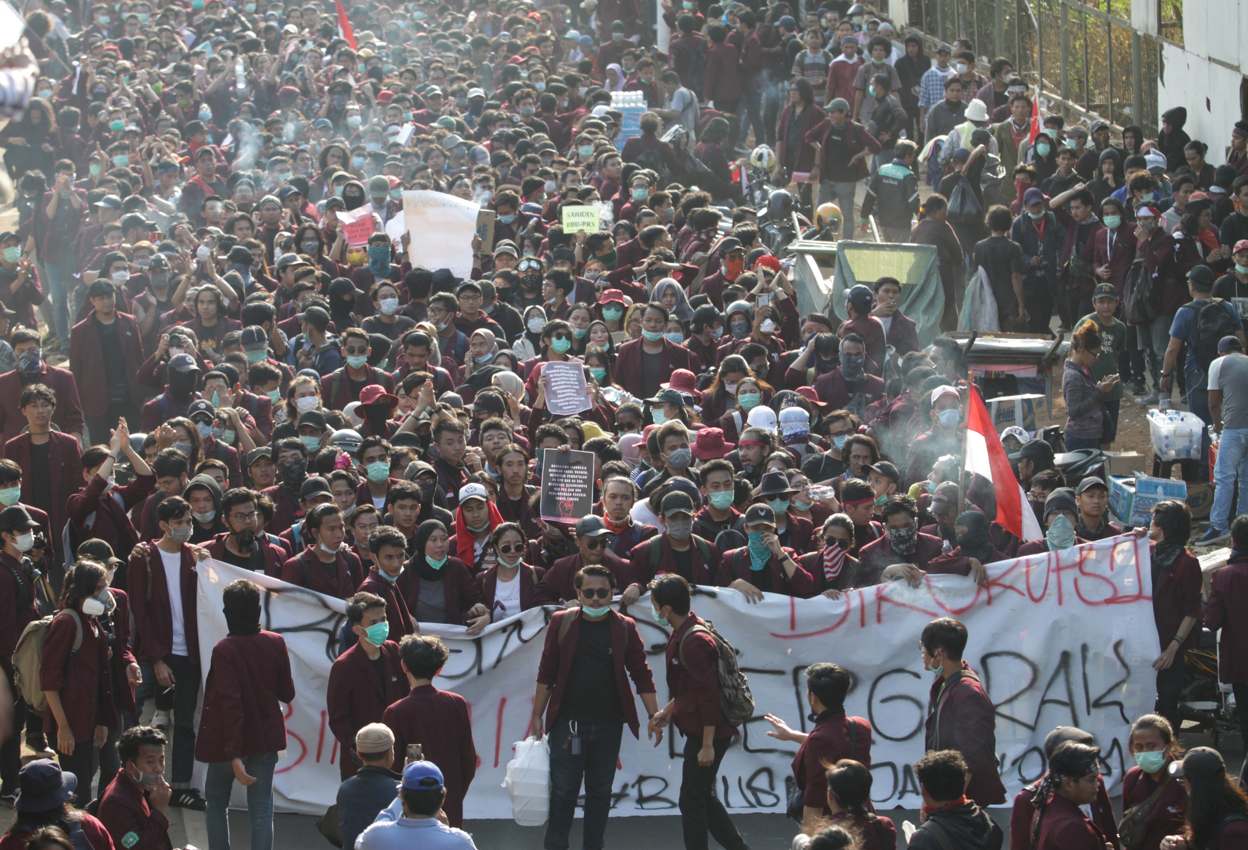 Ribuan mahasiswa memadati Jalan Gerbang Pemuda menuju depan Gedung DPR/MPR, Jakarta, Senin (30/9). 