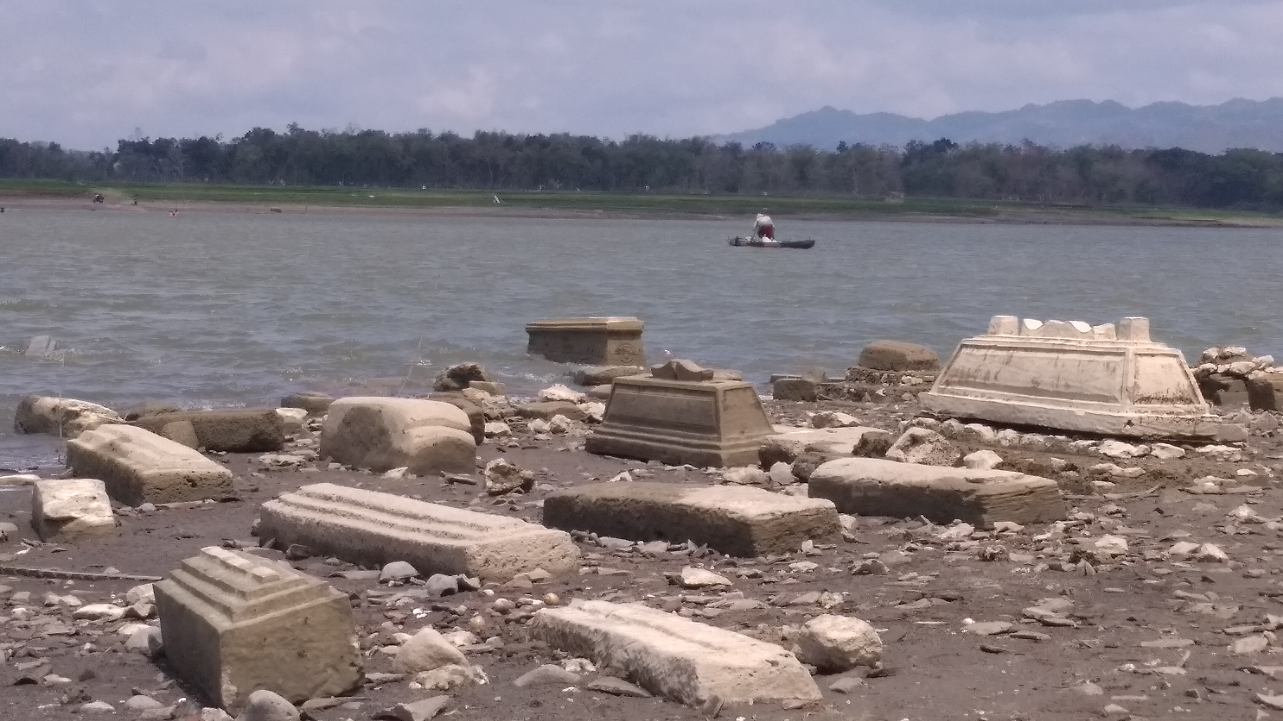 Banyak Peninggalan Lama Bermunculan Kembali Tatkala Waduk GajahMungkur Mengering