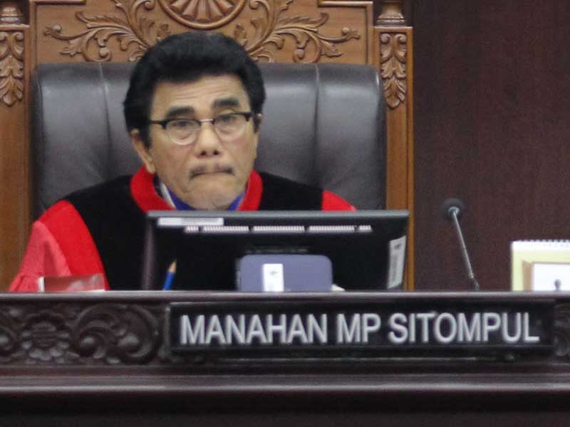 Hakim konstitusi Manahan Sitompul.