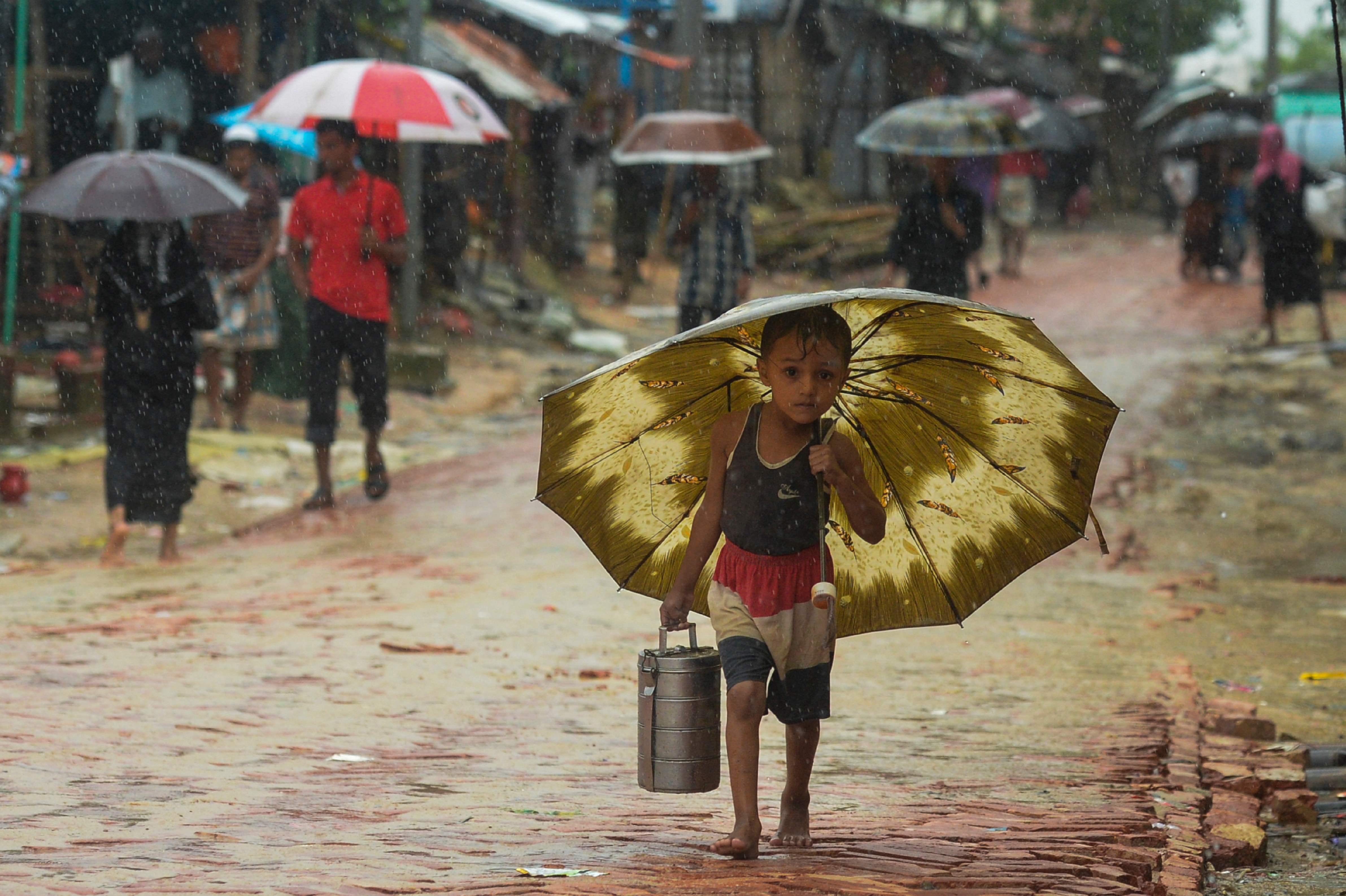 Anak pengungsi Rohingya kehujanan di kamp pengungsi Kutupalong, Ukhia, Bangladesh. 