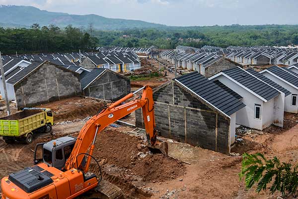 Suasana pembangunan di sebuah kawasan perumahan di Cicalengka, Kabupaten Bandung, Jawa Barat.