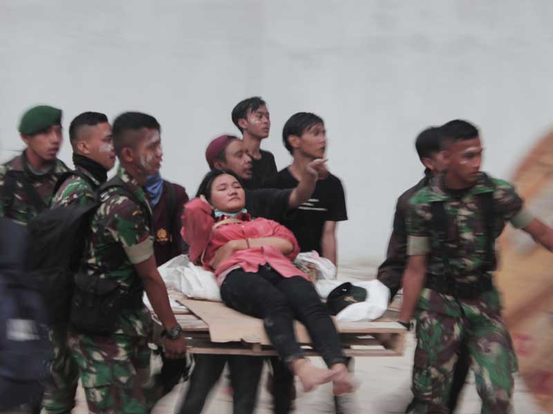 Massa dievakuasi TNI di Gedung setengah jadi samping gedung DPR/MPR RI, Jakarta Pusat, Selasa (24/9/2019). 