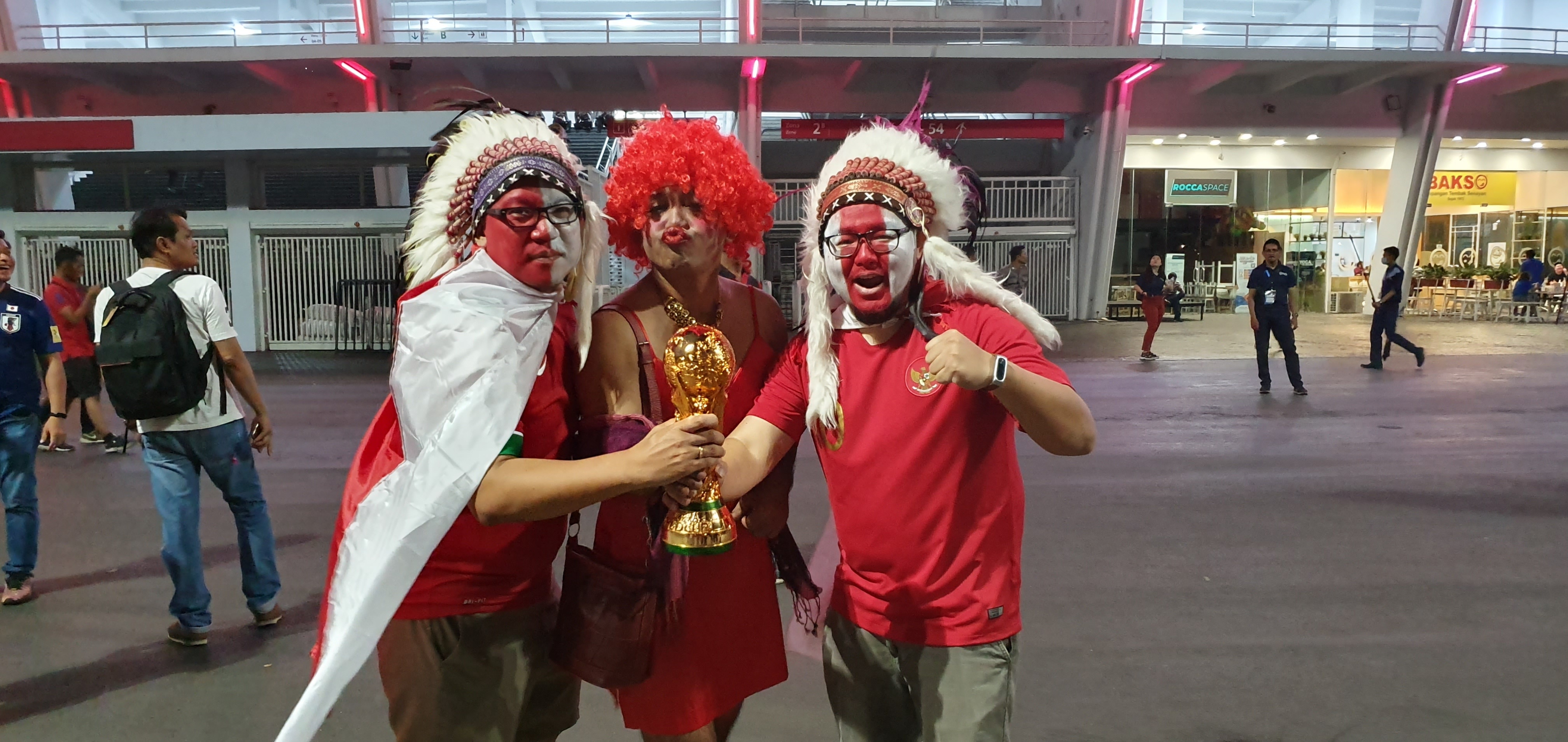Suporter Indonesia tampil nyentrik di Gelora Bung Karno, Senayan, Jakarta, Selasa (10/9)