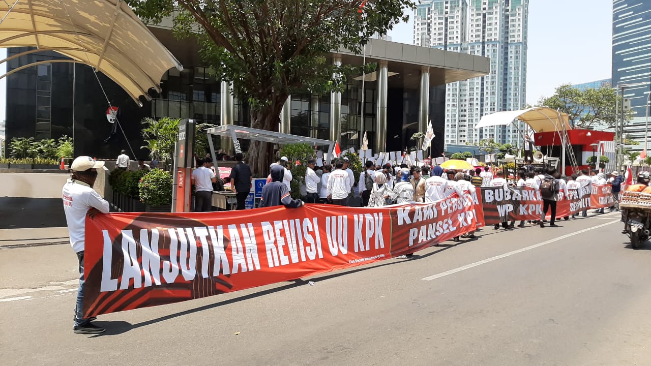 Aktivis  Civil Society Movement menggelar aksi mendukung revisi UU KPK