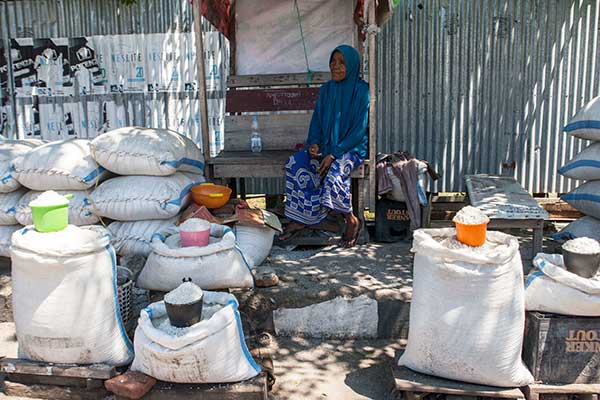 Pedagang garam menunggu pembeli di lokasi penggaraman Kelurahan Talise, Kecamatan Mantikulore, Palu, Sulawesi Tengah.