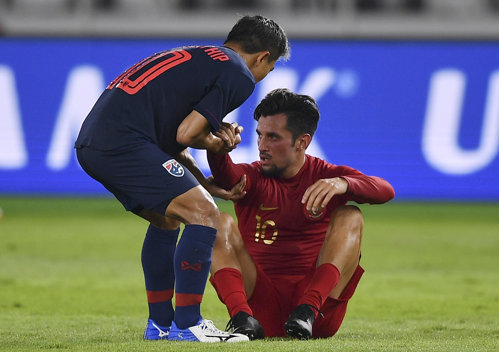 Pesepak bola Timnas Thailand Chanathip Songkrasin (kiri) berjabat tangan dengan pesepak bola Timnas Indonesia Stefano Lilipaly (kanan)