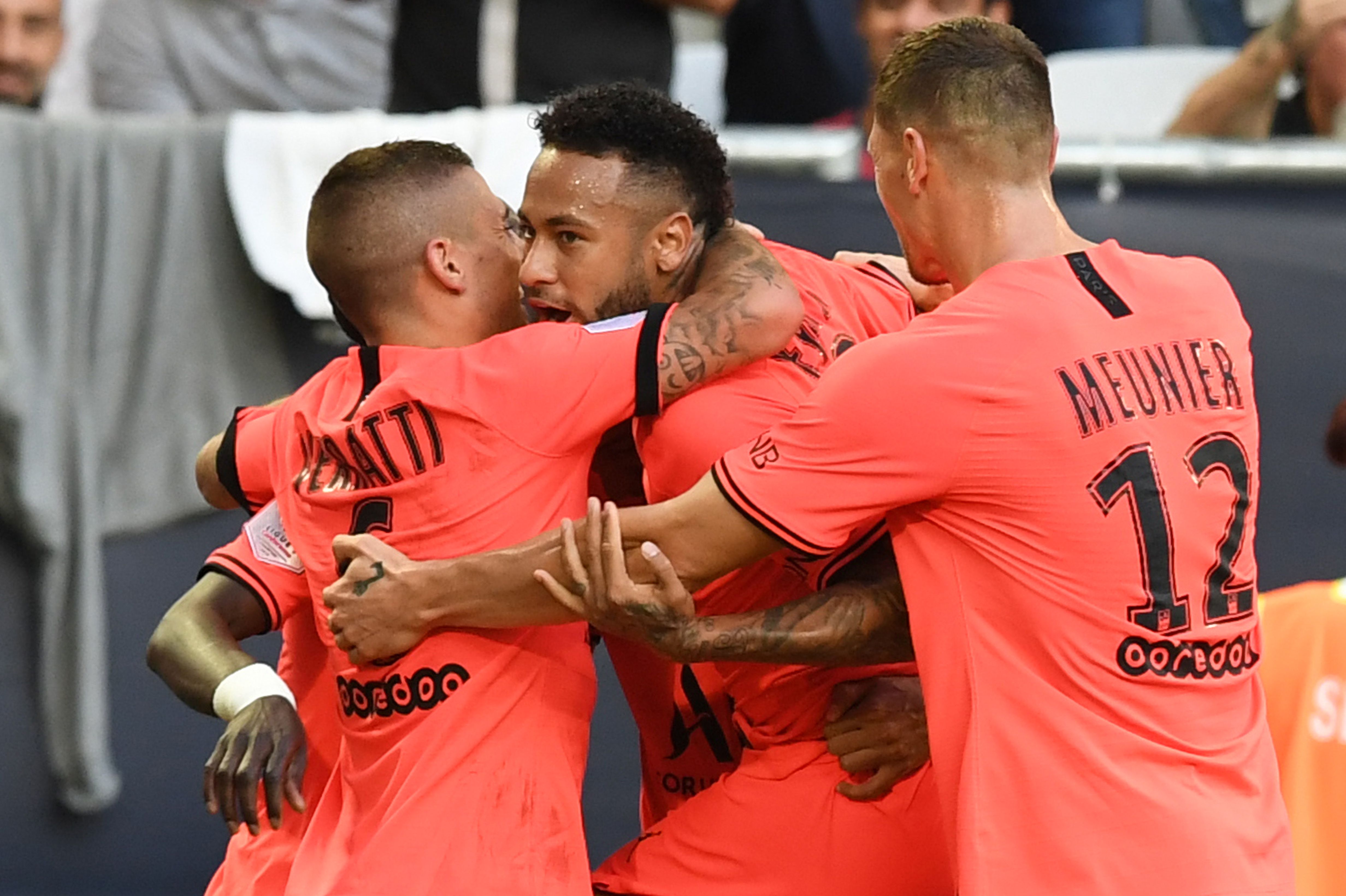 Neymar (tengah) dan para pemain Paris Saint-Germain melakukan selebrasi usai mencetak gol ke gawang Bordeaux.