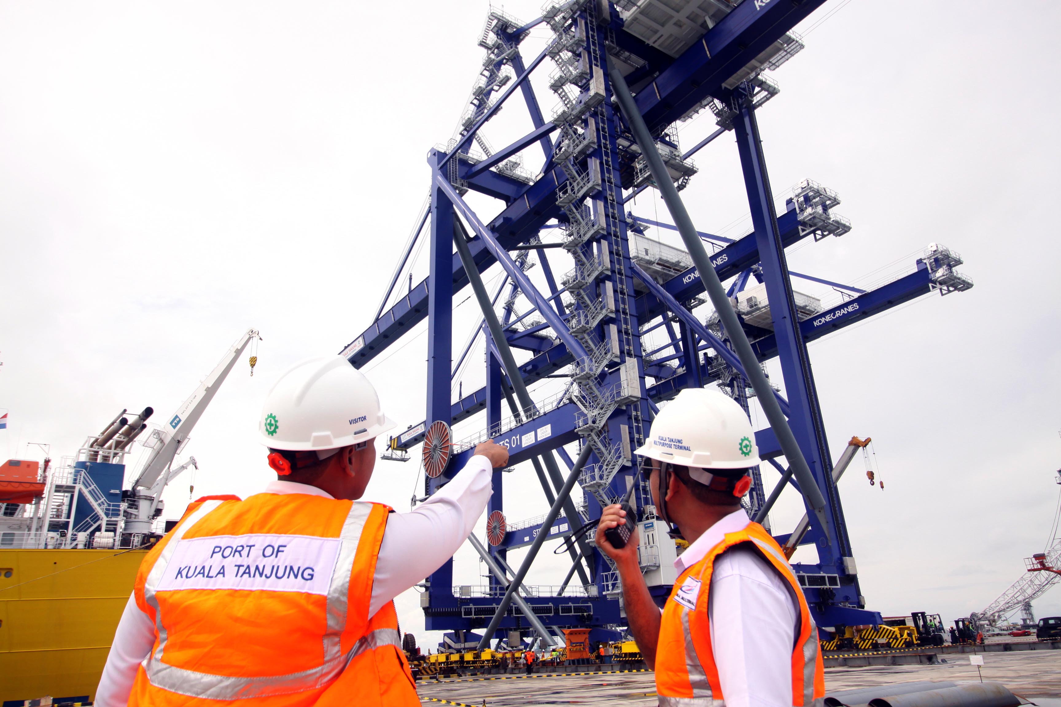 Petugas memantau aktivitas pemindahan Container Crane baru di Pelabuhan Kuala Tanjung Multipurpose Terminal (KTMT), Sumatra Utara