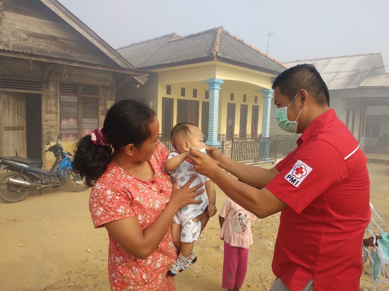 Petugas PMI membagikanmasker kepada warga di Babel