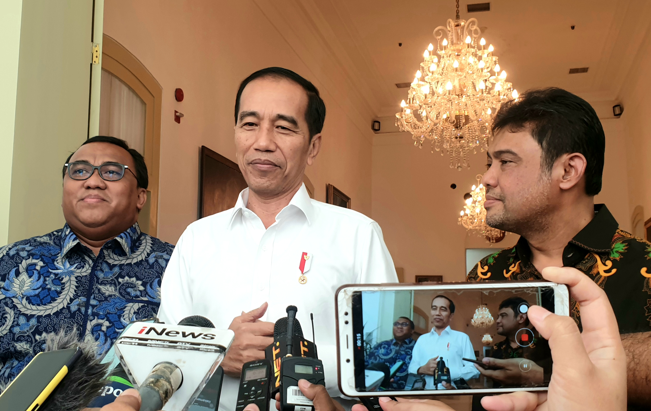 Presiden Jokowi (tengah) didampingi Presiden KSPSI Andi Gani Nuwa Wea (kiri) dan Presiden KSPI Said Iqbal