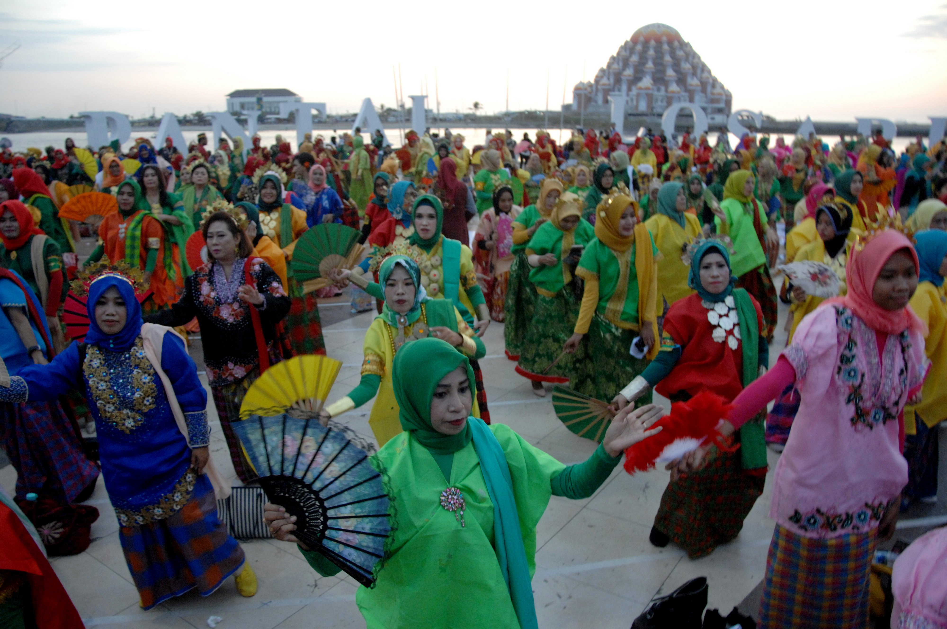 Sejumlah peserta menampilkan tari tradisional 