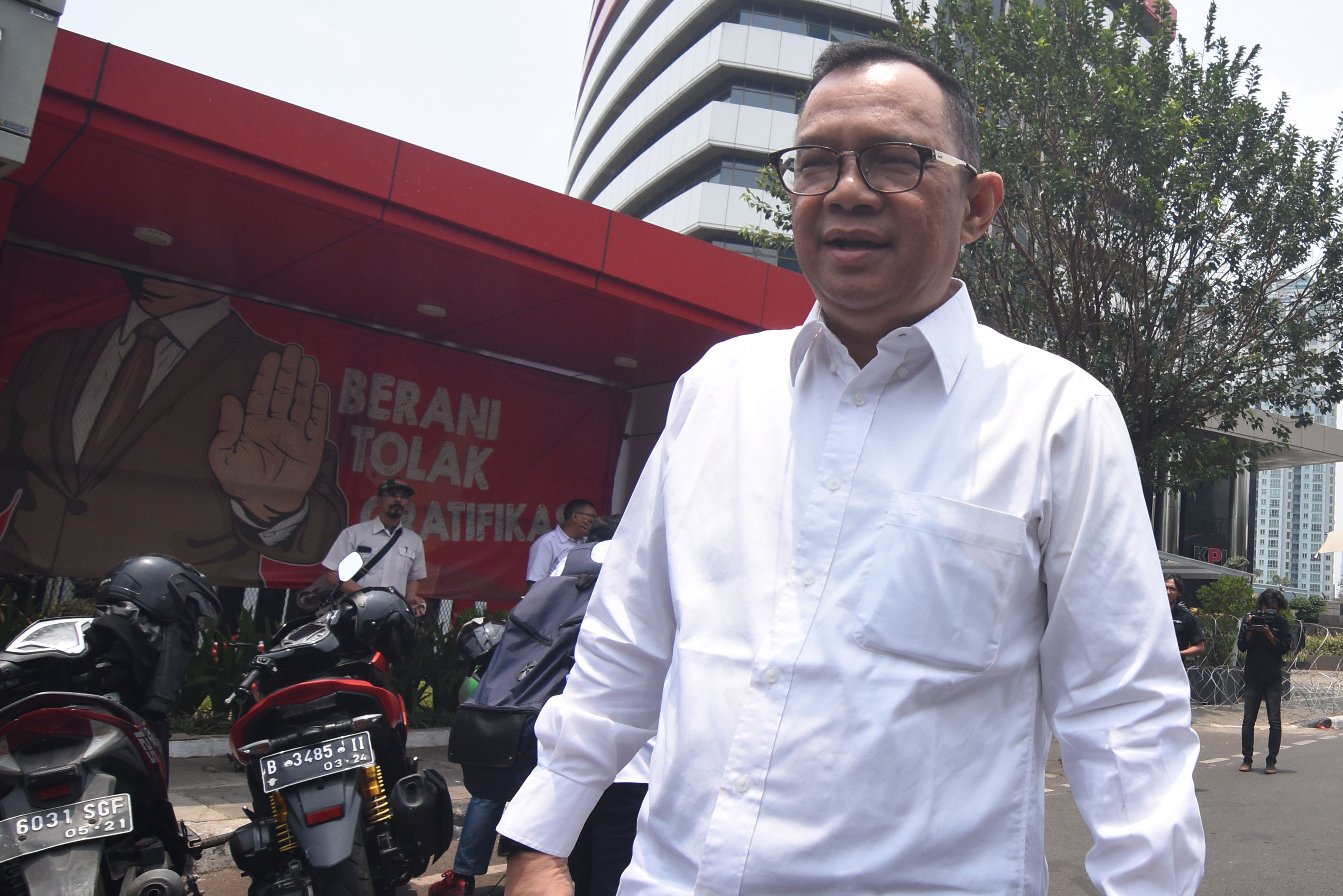 Mantan Sesmenpora Alfitra Salamm menjalani pemeriksaan KPK soal dana Hibah KONI