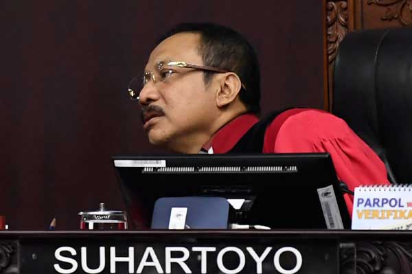 Hakim MK, Suhartoyo