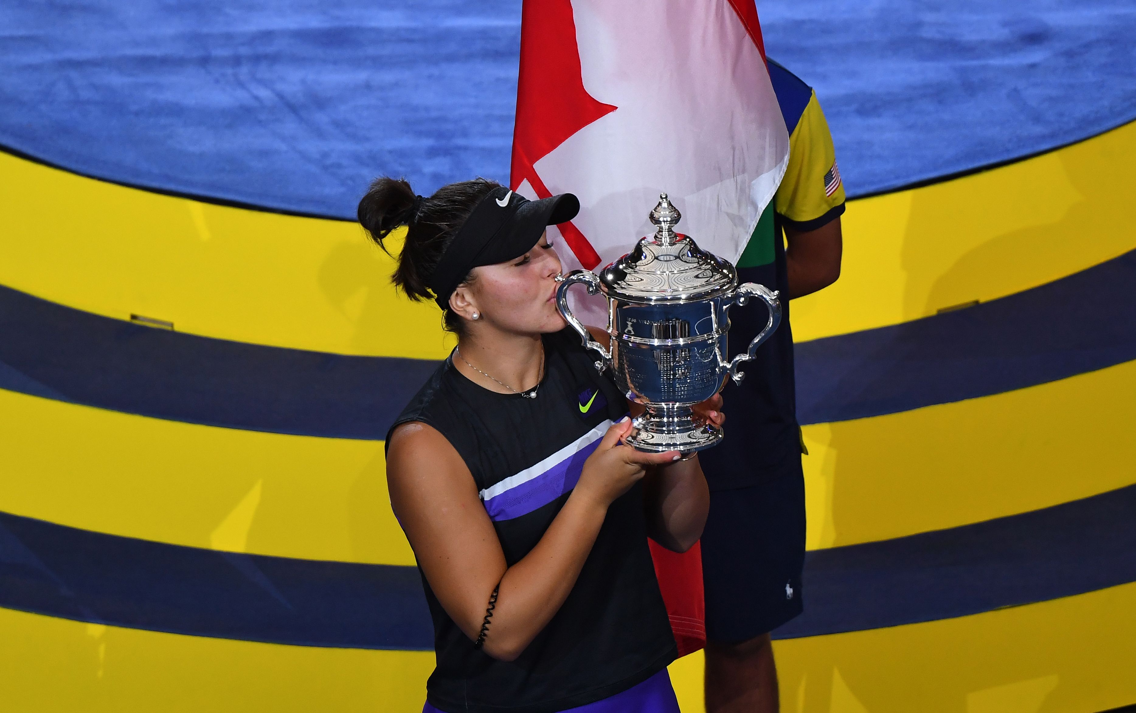 Bianca Andreescu mencium trofi AS Terbuka