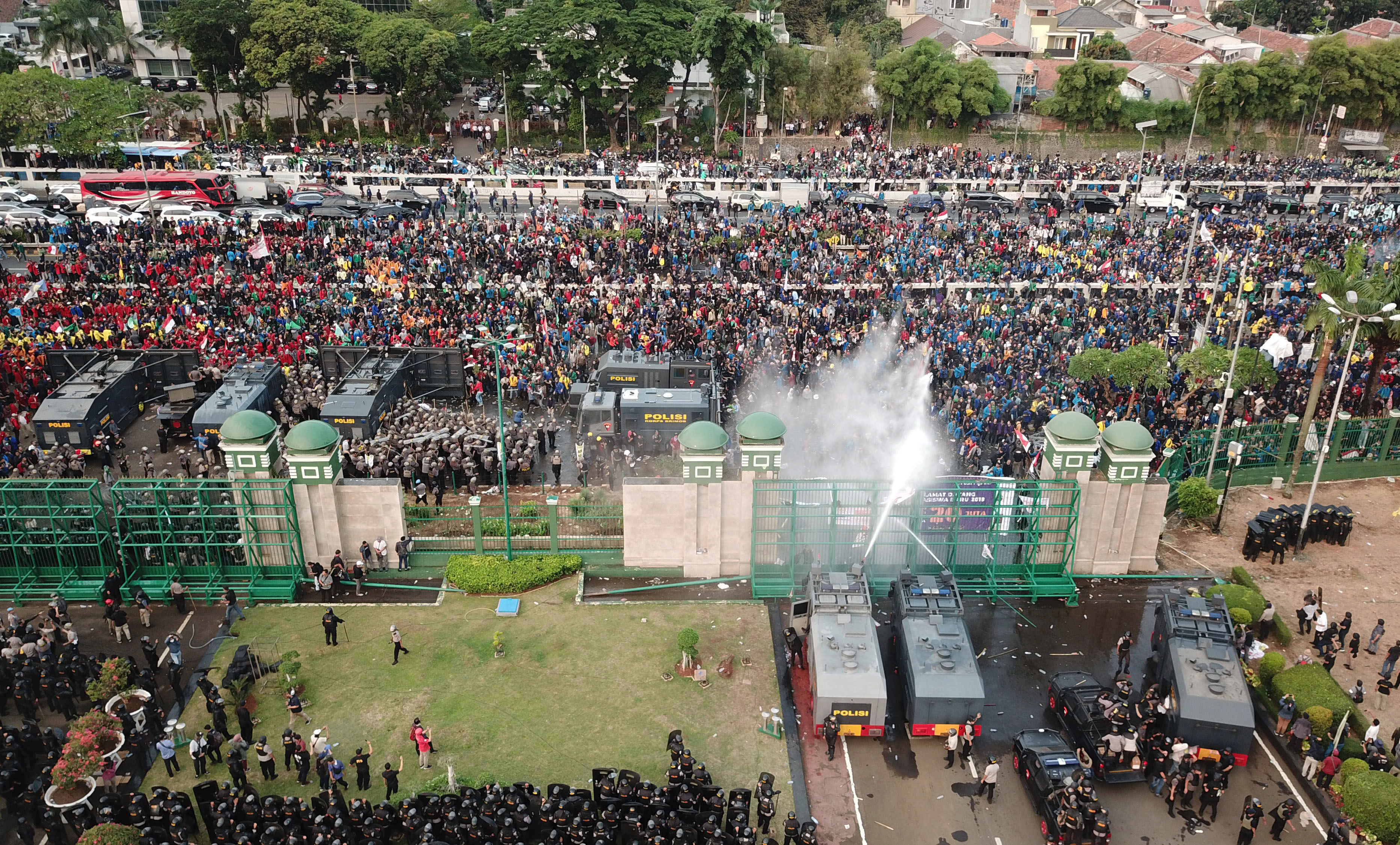 Foto udara suasana aksi mahasiswa di depan Gedung Dewan Perwakilan Rakyat (DPR), Senayan, Jakarta, hari ini.