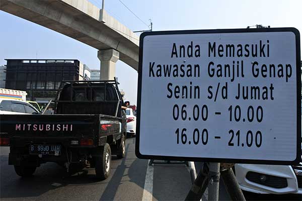 Kendaraan roda empat berplat genap melintasi area ganjil genap di Jalan RS. Fatmawati Raya, Jakarta Selatan, Senin (9/9/2019). 