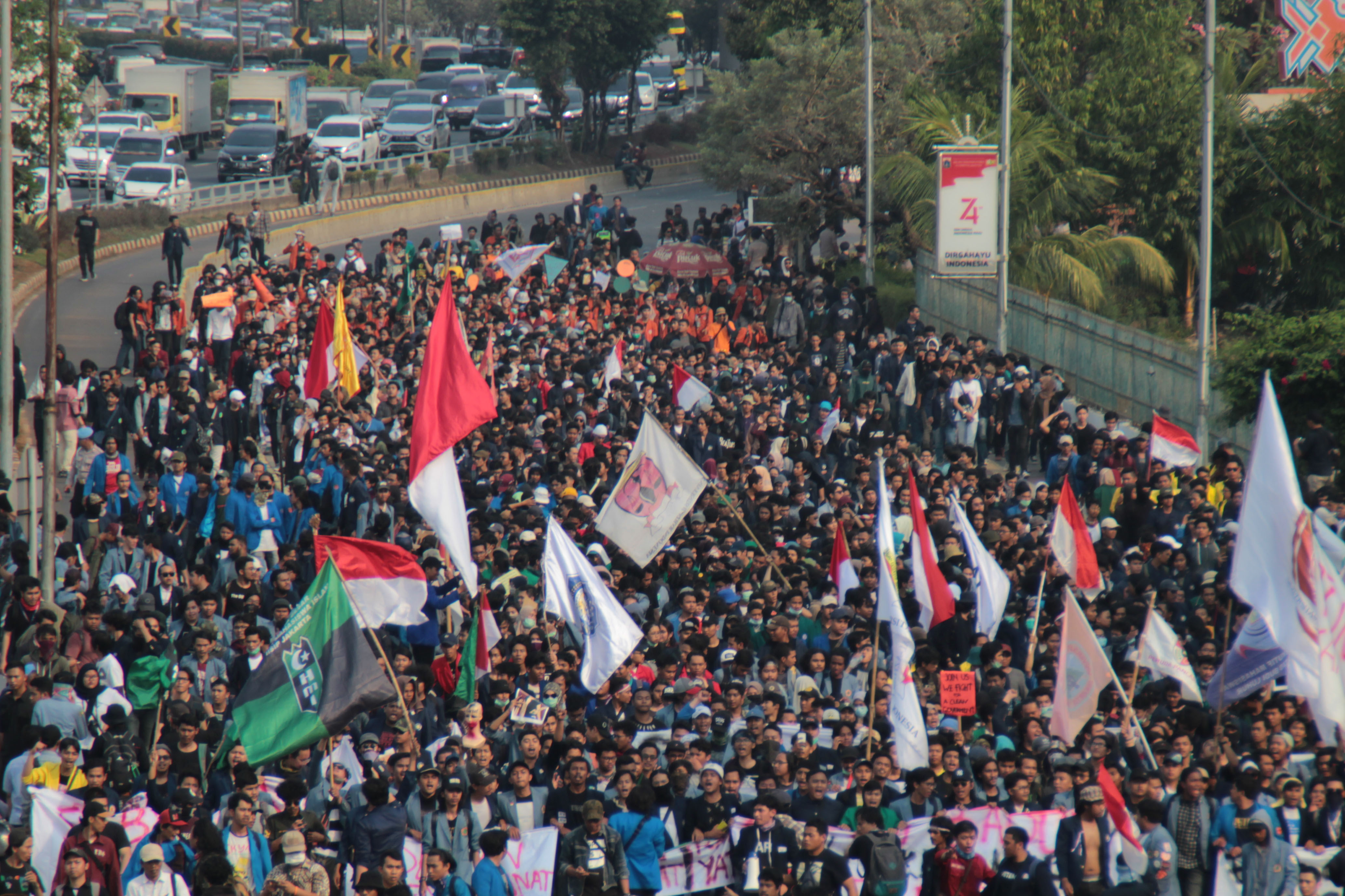 AKSI MAHASISWA KONTRA REVISI UU KUHP DAN KPK : Ribuan mahasiswa melakukan aksi di Depan Gedung DPR/MPR RI, Jakarta Pusat, Senin (23/9/2019)