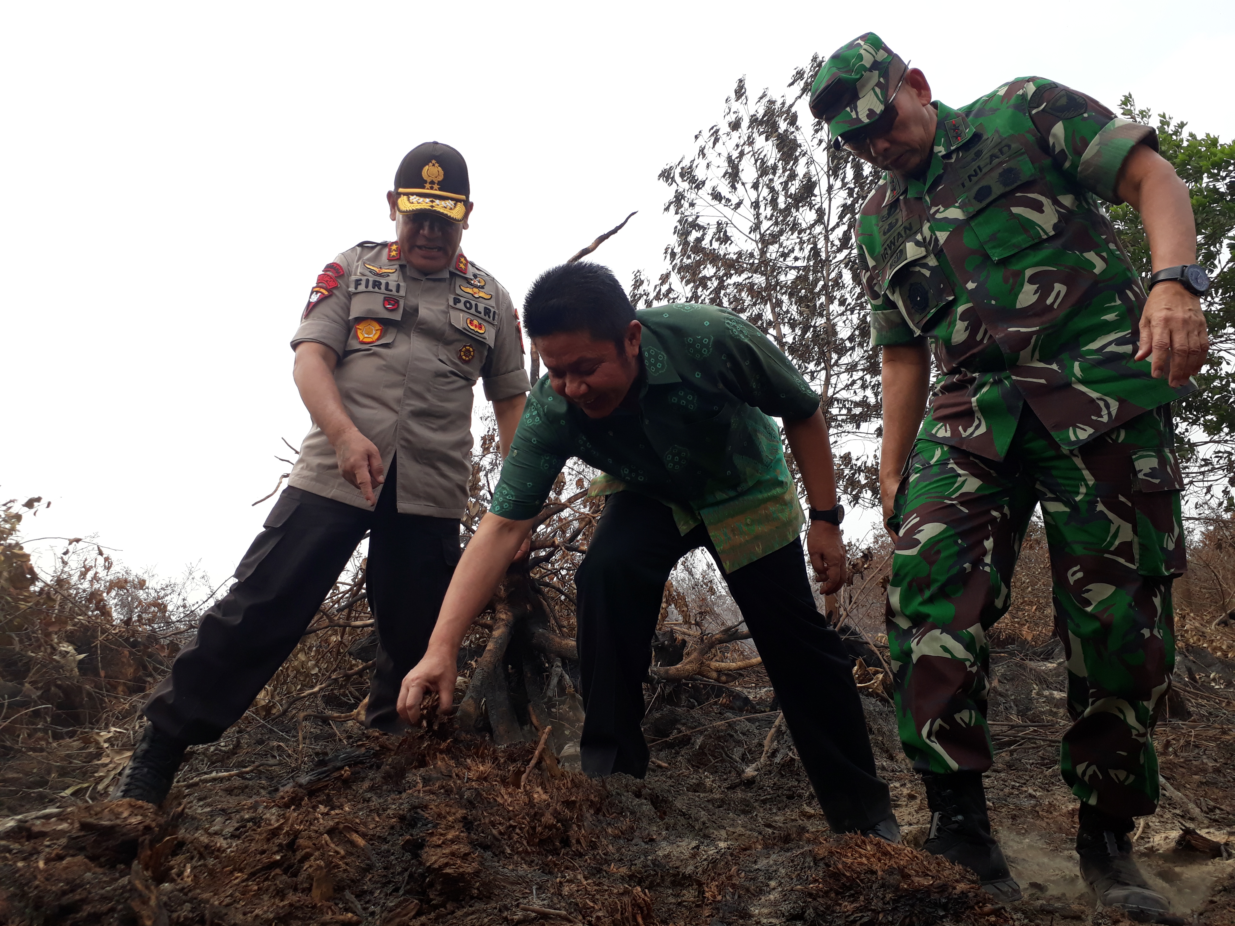 Gubernur Sumsel Herman Deru (tengah)