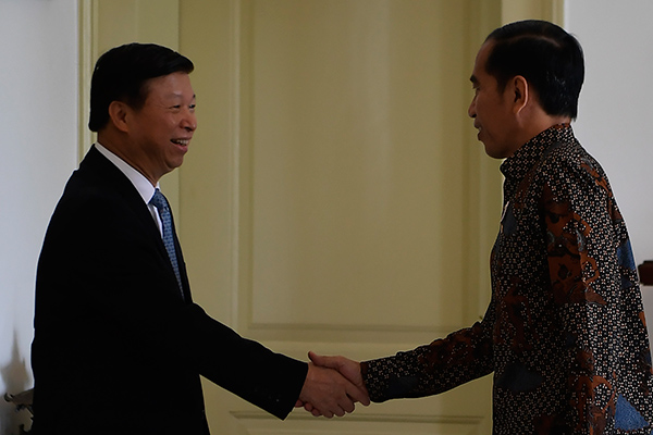 Presiden Joko Widodo (kanan) menerima Penasihat Hubungan Luar Negeri Presiden Republik Rakyat Tiongkok (RRT) Xi Jinping, Song Tao (kiri)