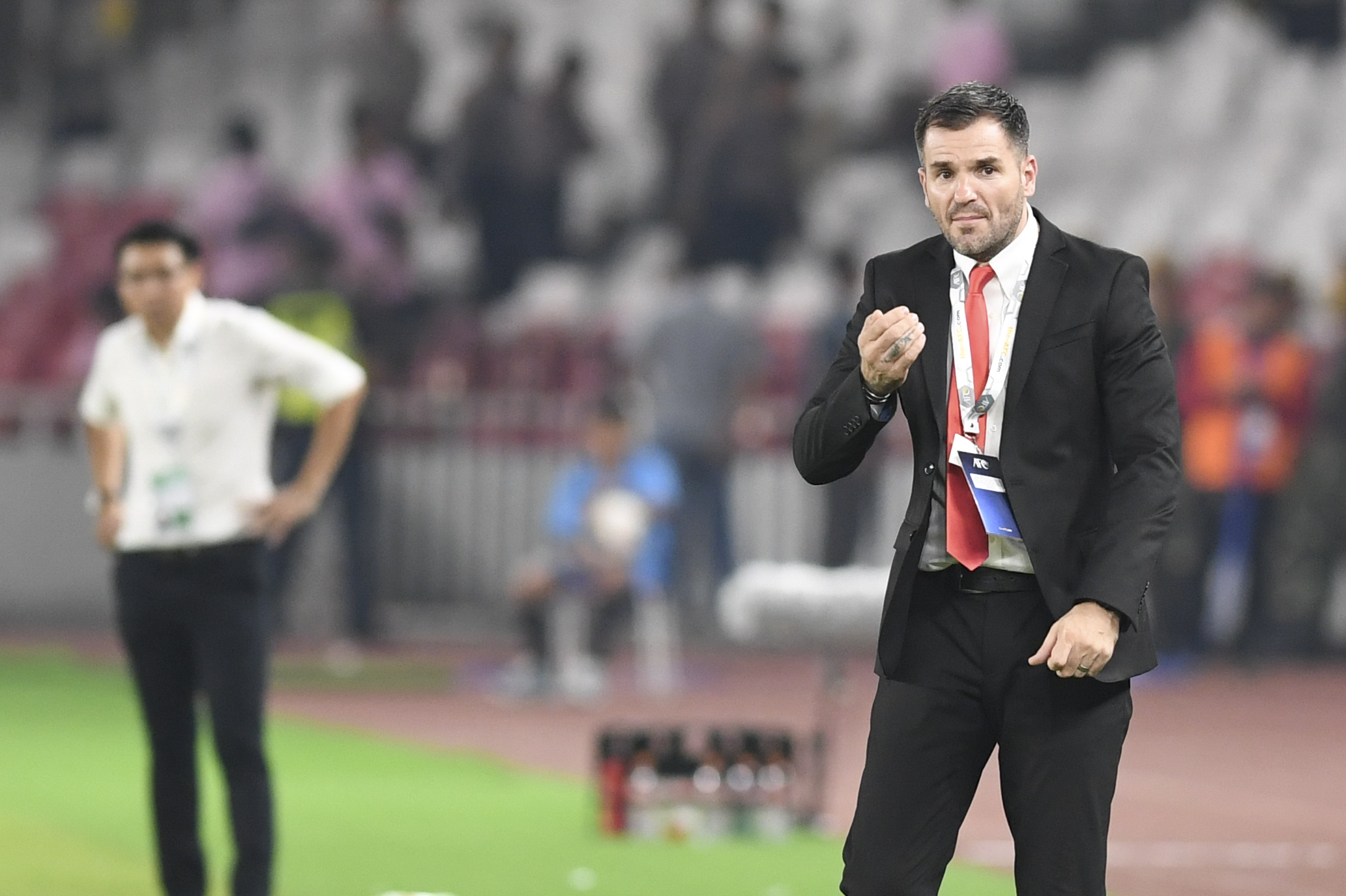 Pelatih Timnas Indonesia Simon McMenemy (kanan) memberikan instruksi kepada pemainnya saat melawan Timnas Malaysia. 