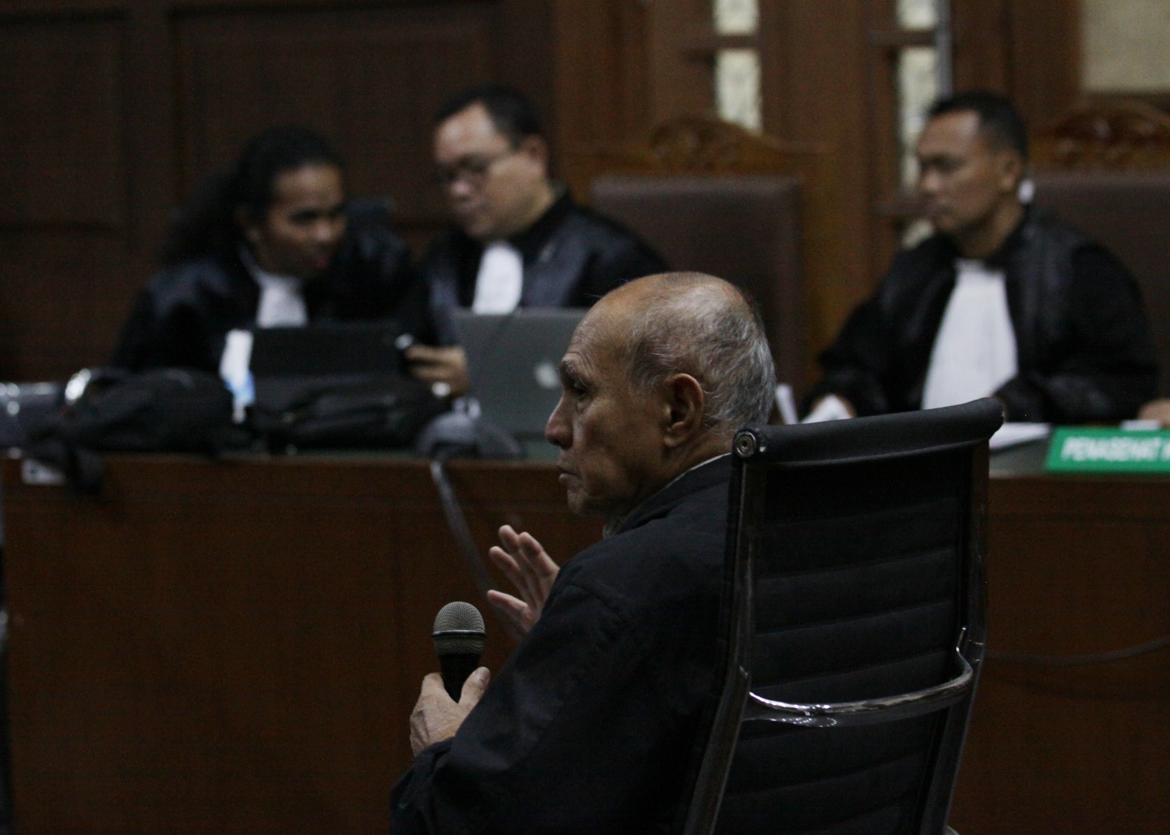  Terdakwa kasus dugaan kepemilikan senjata api ilegal Kivlan Zen mengikuti sidang pembacaan dakwaan di Pengadilan Negeri Jakarta Pusat,  