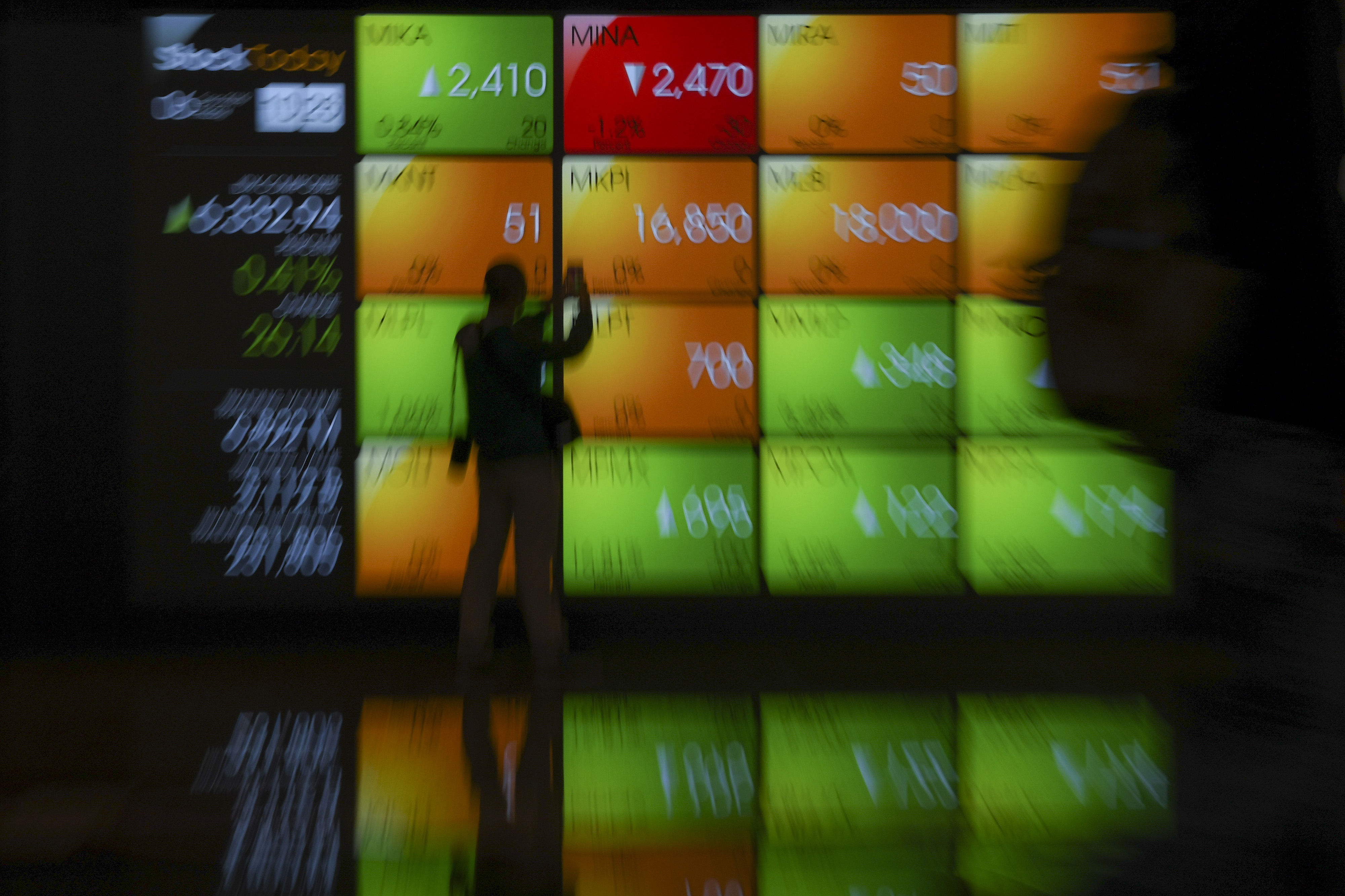 Wartawan mengambil gambar layar pergerakan saham di gedung Bursa Efek Indonesia, Jakarta.