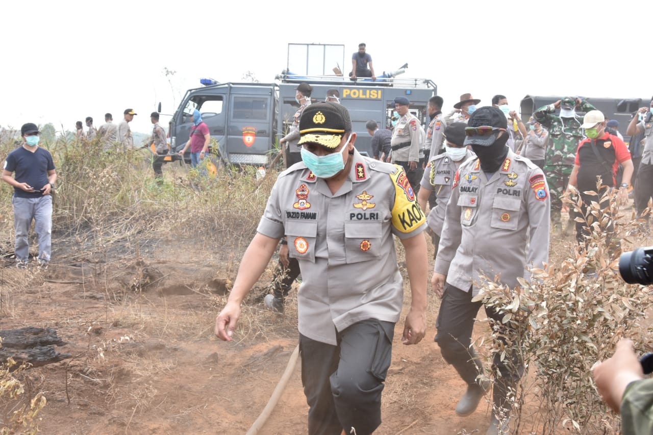 Kapolda Kalsel Irjen Pol Yazid Fanani memimpin langsung pemadaman lahan gambut di sekitar Bandara Syamsuddin Noor, Minggu (15/9).