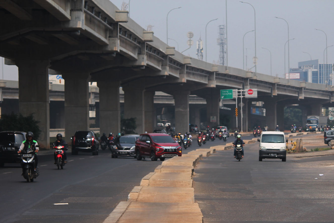 Trotoar di Jalan Inspeksi Saluran Kalimalang, Duren Sawit, Jakarta Timur, tengah jadi sorotan, Rabu (18/9/2019).