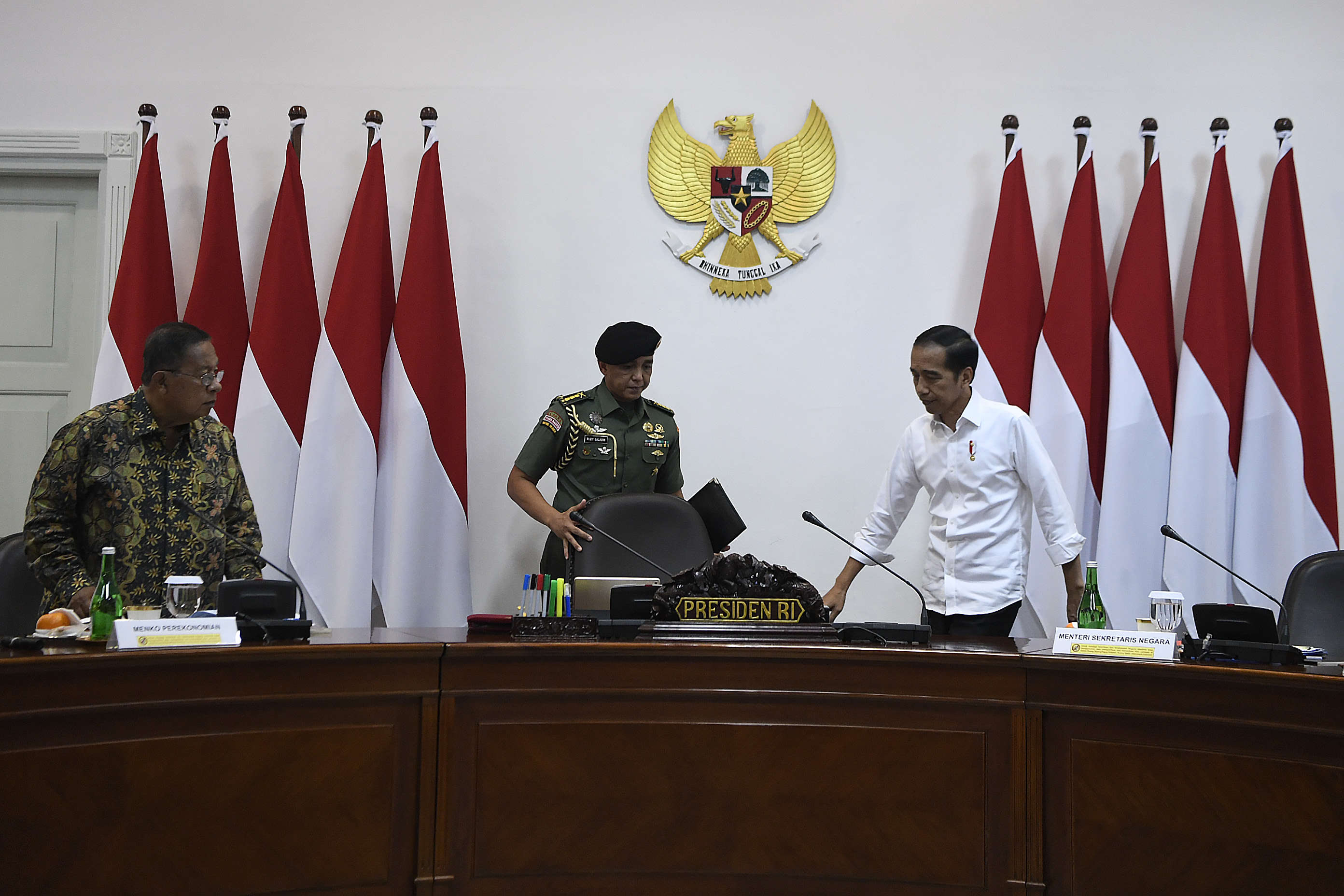 Presiden Joko Widodo (kanan) bersiap memimpin rapat terbatas tentang Percepatan peta jalan penerapan industri 4.0 di Kantor Presiden.