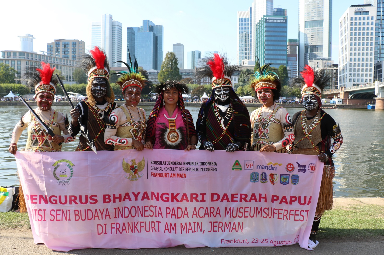 Kontingen Bhayangkari Papua yang ikut dalam festival Frankfurt.