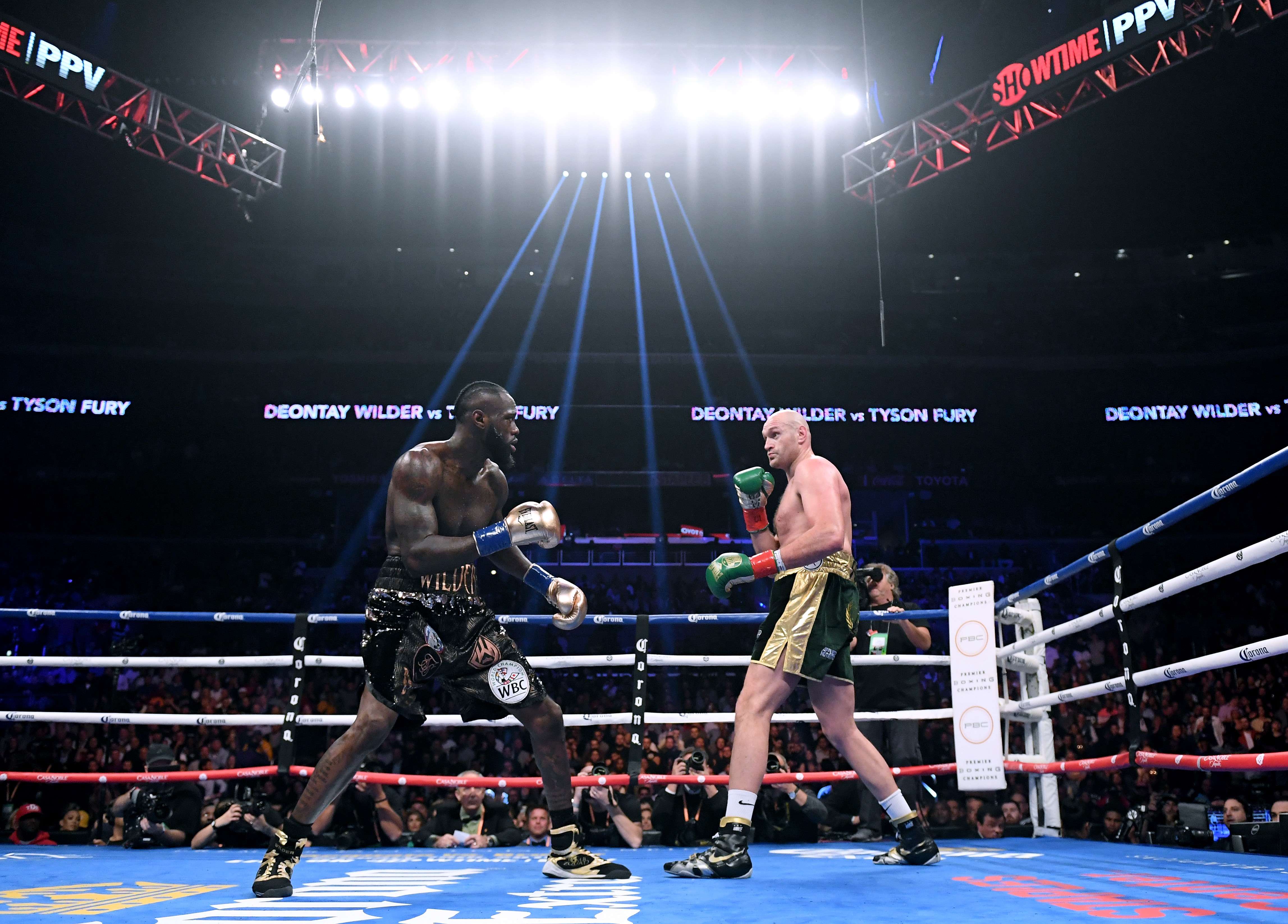 Duel antara Tyson Fury (kiri) dan Deontay Wilder pada 1 Desember 2018 lalu.