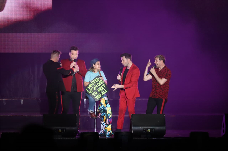 Para personel Westlife terkejut saat melihat album mereka dalam bentuk kaset.