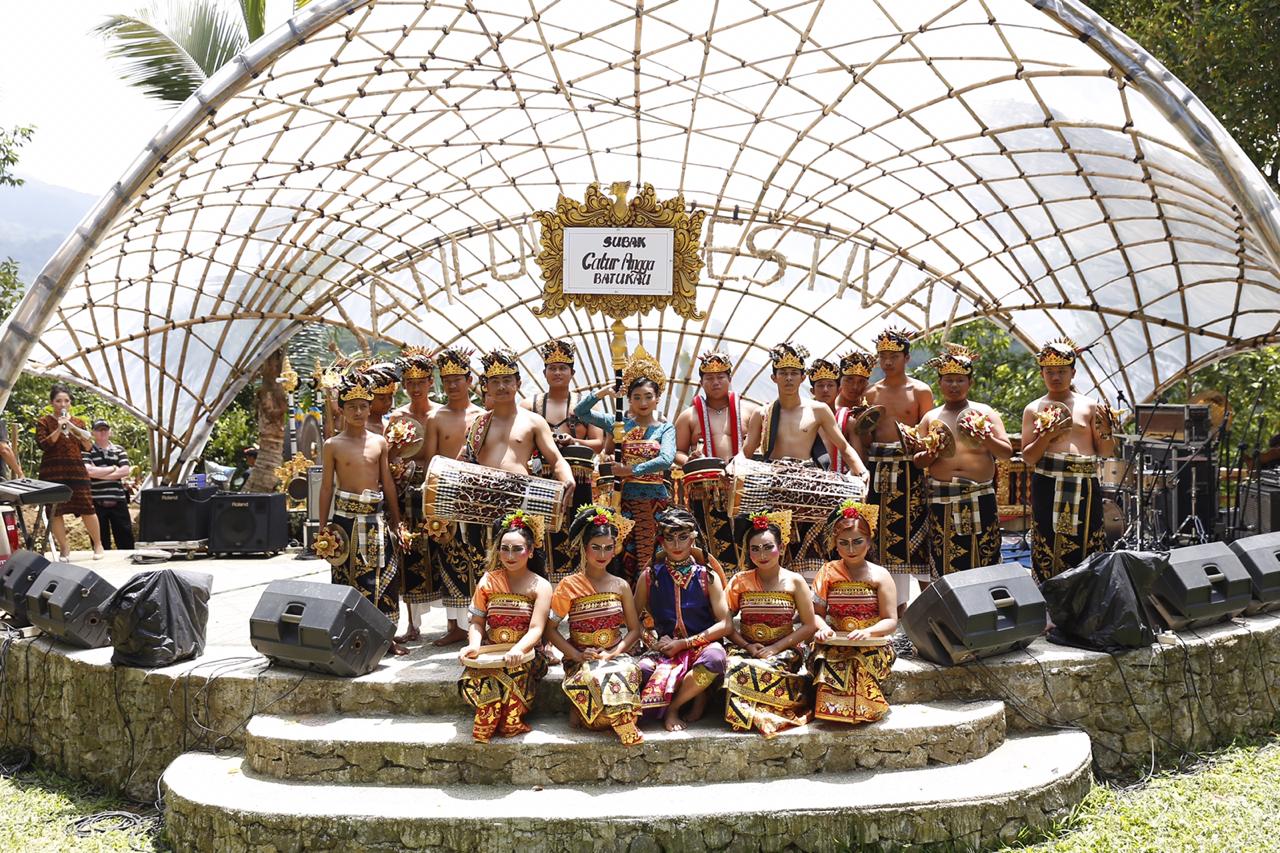 Sejumlah penari yang mengisi acara Festival Jatiluwih 2019 berfoto bersama.