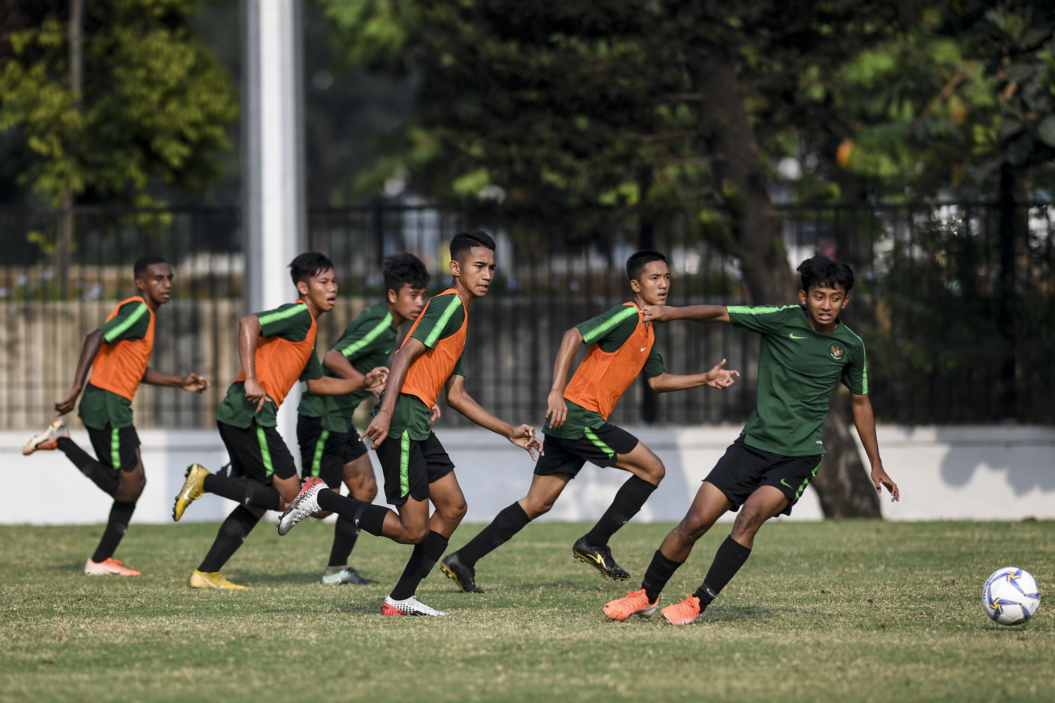 Pemain timnas Indonesia U-16 mengikuti latihan di Lapangan ABC Gelora Bung Karno, Senayan, Jakarta, kemarin.