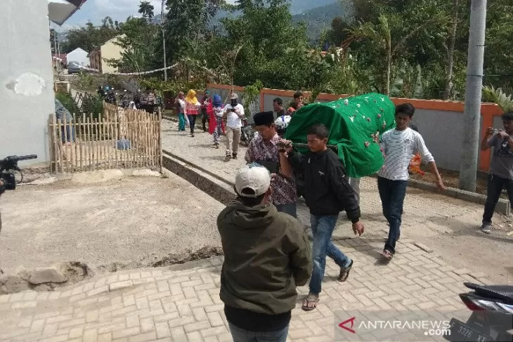 Sejumlah warga menggotong keranda jenazah tersangka kasus video asusila di Garut, A,  Sabtu (7/9/2019).