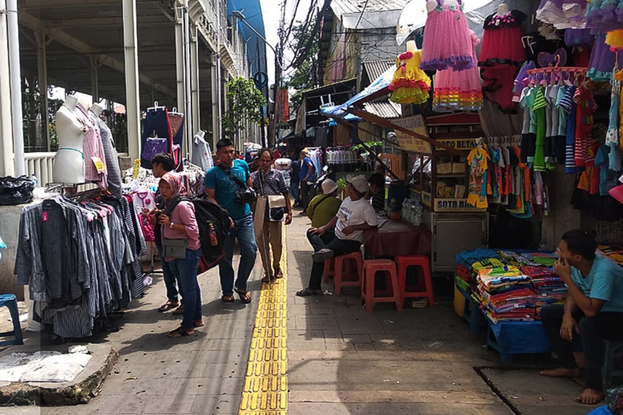 Pejalan kaki pedestrian yang dipenuhi PKL di Jalan Jati Baru Raya Tanah Abang, beberapa waktu lalu.