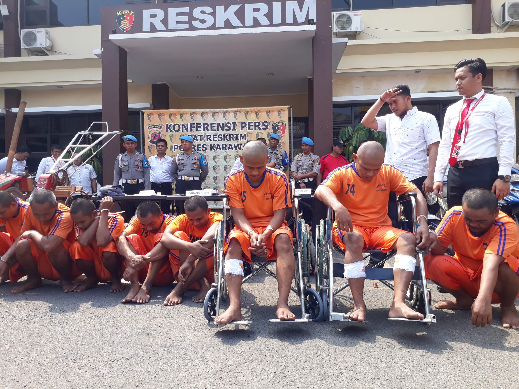 Polisi amankan sembilan pelaku pencurian spesialis traktor di wilayah  Karawang dan Subang, Senin (2/9). 