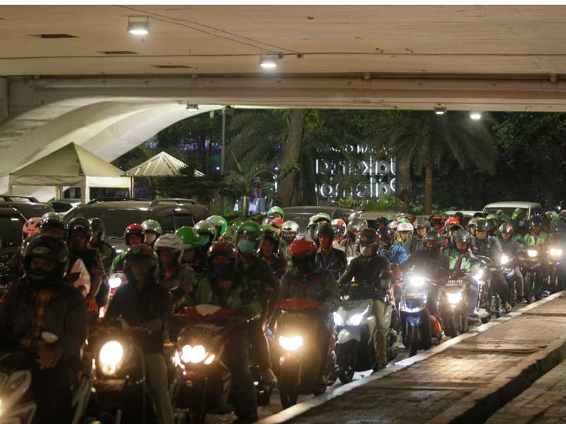 Kendaraan yang didominasi sepeda motor terjebak kemacetan di kolong jembatan semanggi, Jakarta.