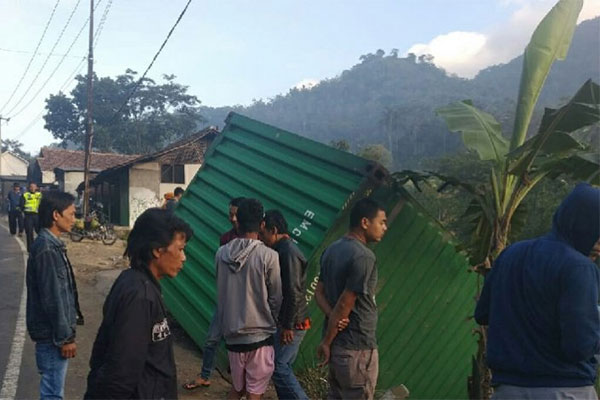Truk kontainer yang menabrak rumah dan warung warga di Jalan Gentong, Kecamatan Kadipaten, Kabupaten Tasikmalaya, Jawa Barat, Kamis (5/09/20